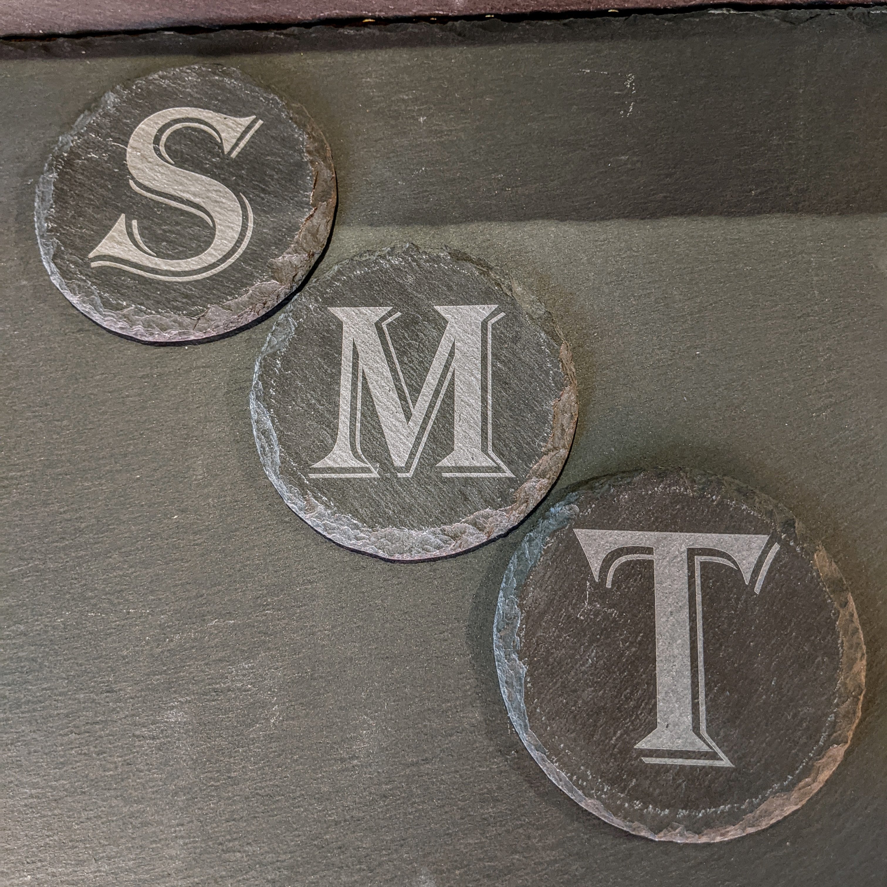 Graveeringuga kivist joogialus