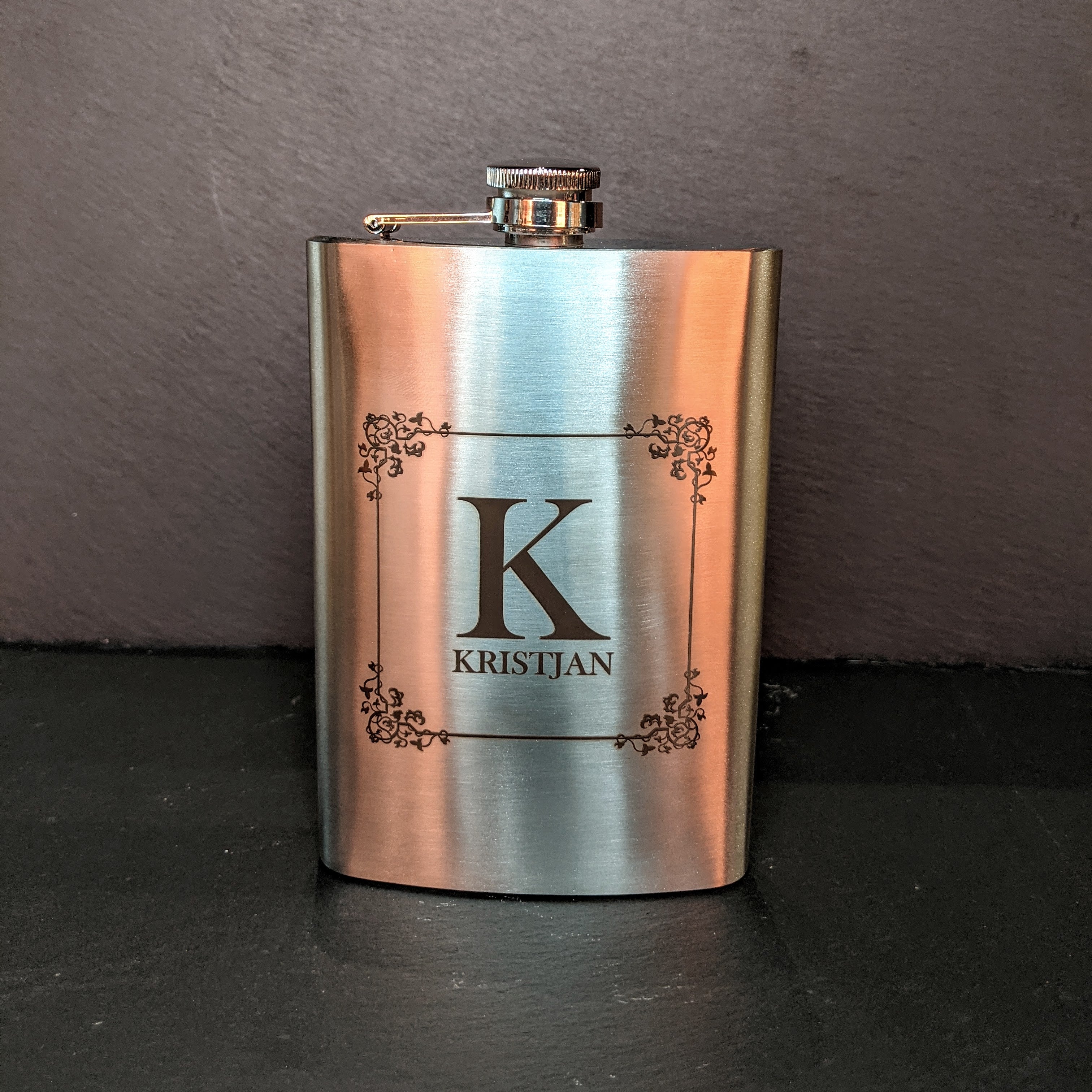 Graveeringuga joogipudel