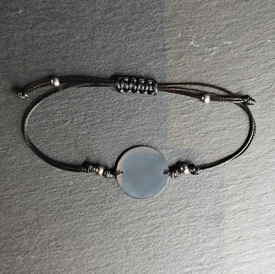 Graveeringuga nahast käevõru