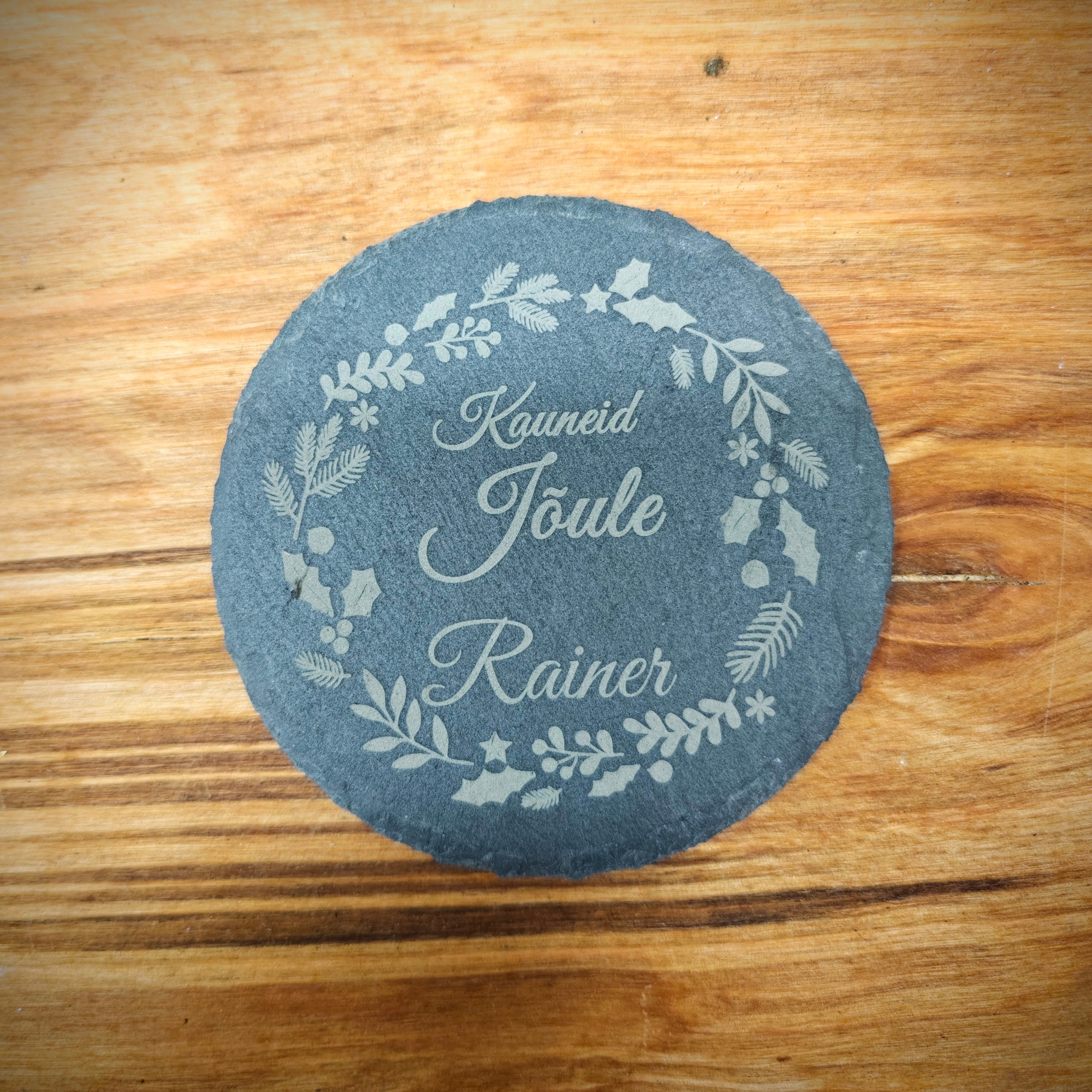 Jõuluteemaline graveeringuga kivist joogialus