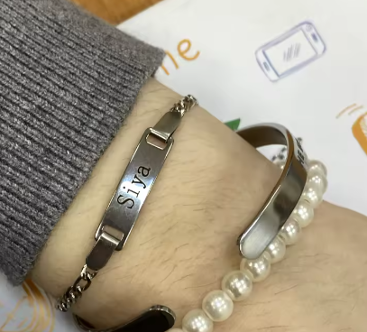 Graveeringuga metallist käevõru