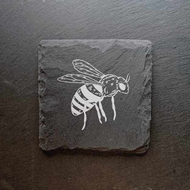 Mesilane graveeringuga kivist ruut joogialus